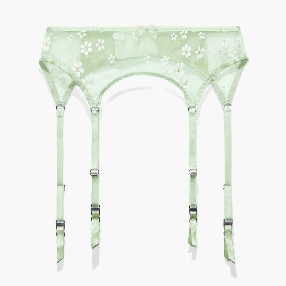 NWOT puffy daisy garter